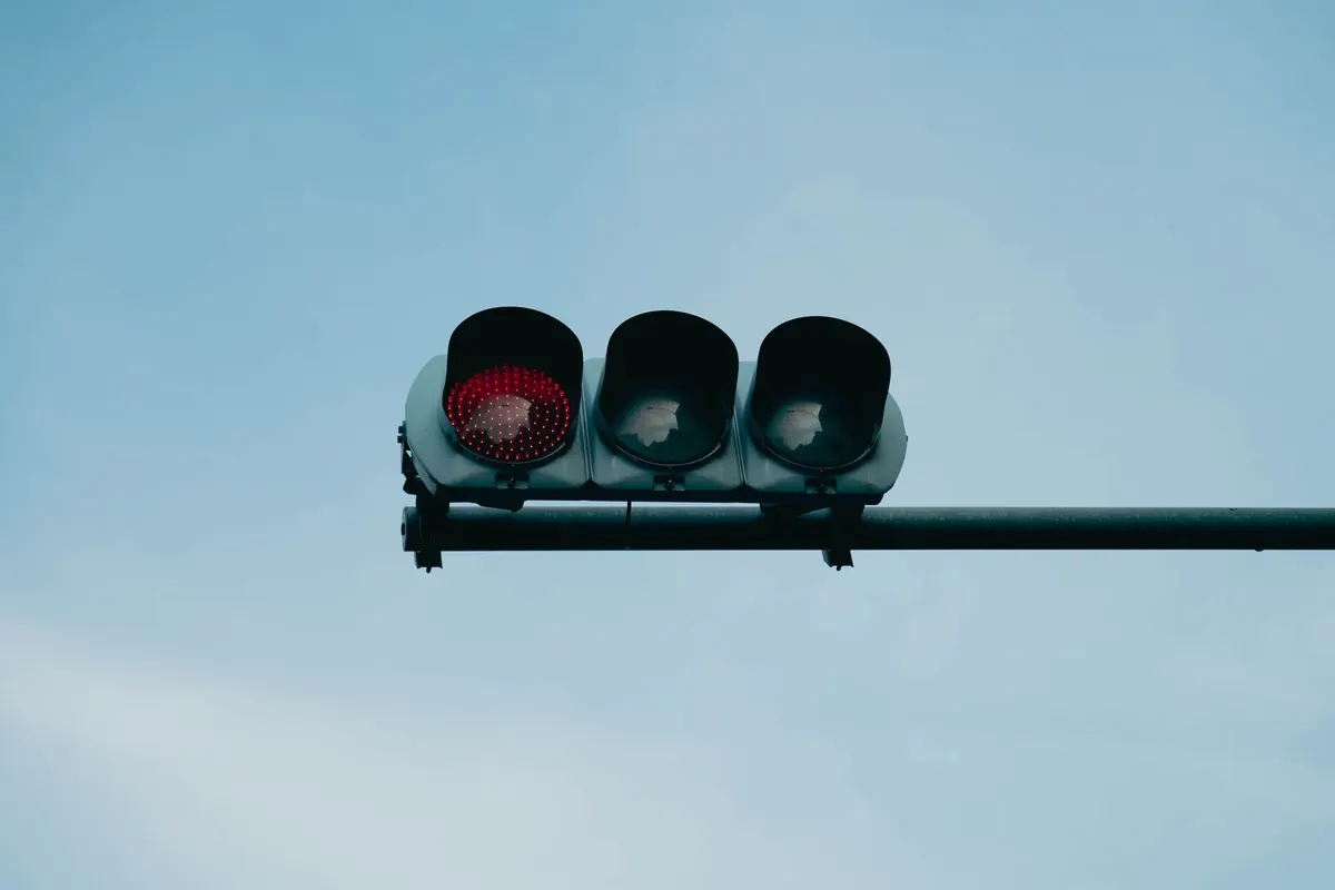 Comparing Mutexes, Semaphores and Channels for Shared-State Safety